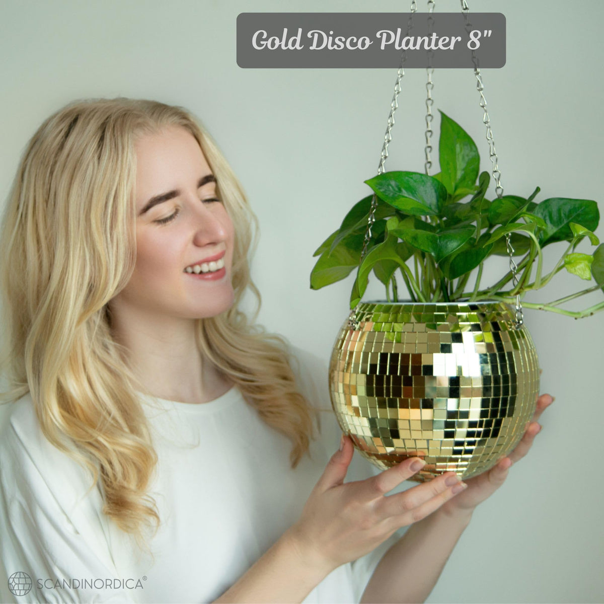SCANDINORDICA Disco Ball Planter – Disco Ball Plant Hanger, Mirror Disco Planter with Chain, Macrame Hanger, Acrylic Stand and Insert Pot, Hanging Planter | Disco Ball Decor – 20 cm (8“) Gold