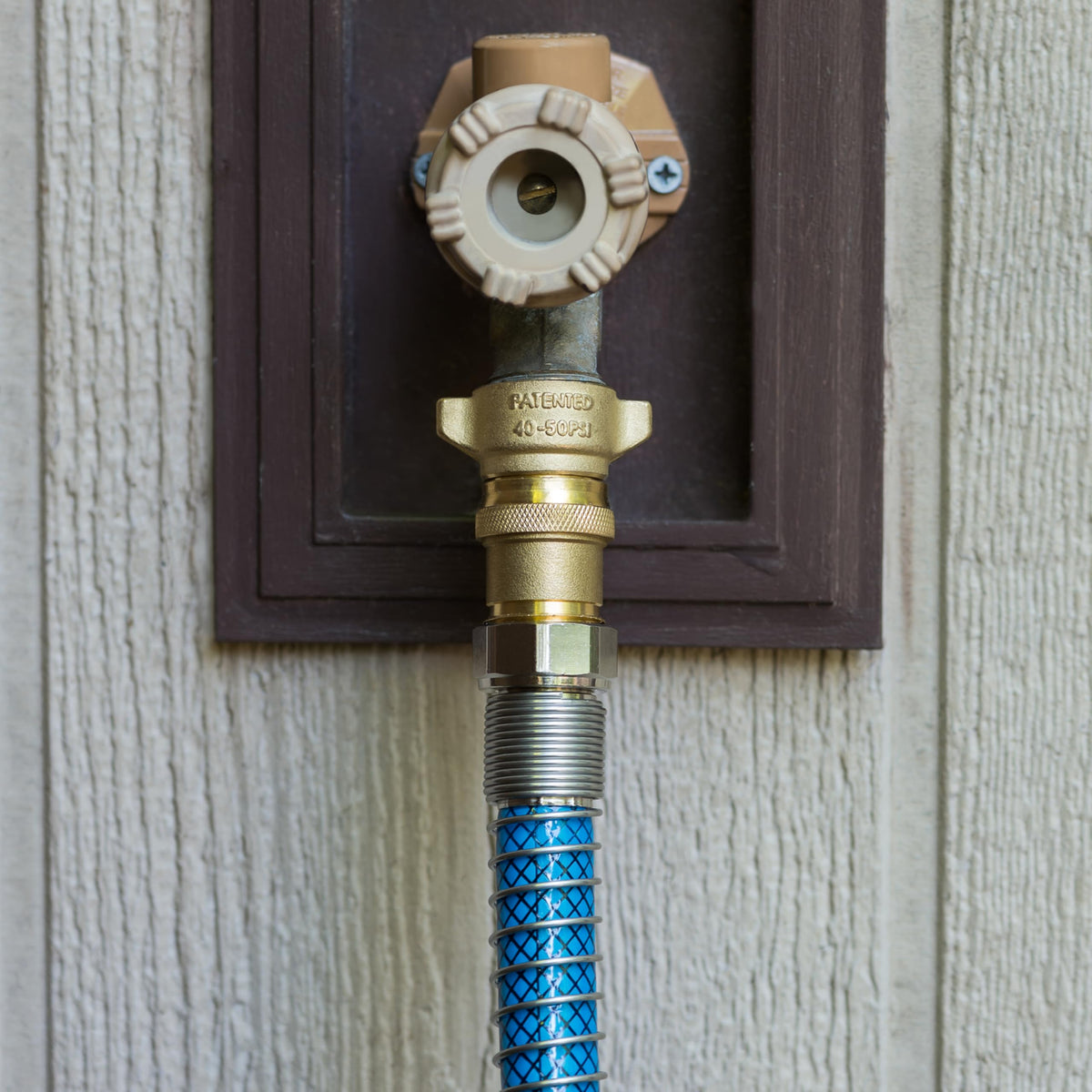Camco Brass Marine/RV Water Pressure Regulator – Protects RV Kitchen Small Appliances, Plumbing & Hoses – Reduces RV Water Pressure to Safe & Consistent 40-50 PSI – Drinking Water Safe (40055)